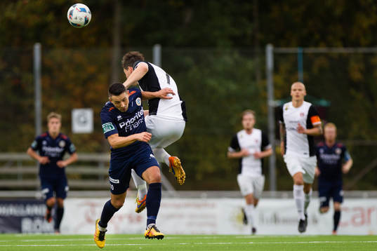 Qvidings Anders Alö i en nickduell med Utsiktens Fuad