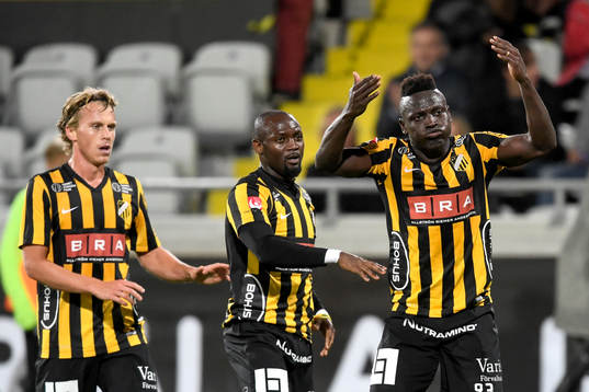 Häckens Rasmus Schuller, John Owoeri jublar med Häckens Alhassan Kamara efter 2-2 av Kamara