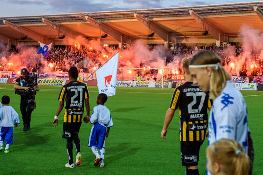 IFK Göteborgs supportrar eldar bengaler vid inmatch innan