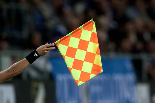 En domare tecknar för offside