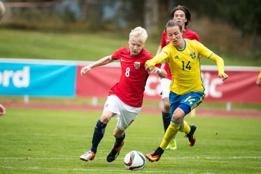 Norges Harald Tangen i kamp om bollen med Sveriges Alex