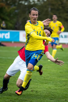 Sveriges Alex Timossi Andersson  i fotbollsmatchen mellan