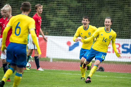 Sveriges Alex Timossi Andersson jublar tillsammans med Kevin Ackermann  i fotbollsmatchen mellan Sverige och Norge P15 den 20 september 2016 i Leksand.