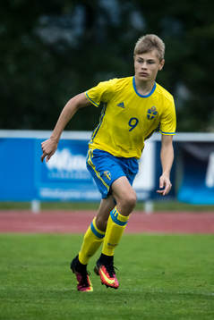 Sveriges Isac Harrysson i fotbollsmatchen mellan Sverige och Norge P15 den 20 september 2016 i Leksand.