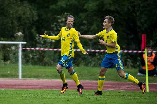 Sveriges Alex Timossi Andersson  jublar tillsammans med Isac Harrysson i fotbollsmatchen mellan Sverige och Norge P15 den 20 september 2016 i Leksand.