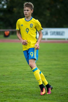 Sveriges Isac Harrysson i fotbollsmatchen mellan Sverige och Norge P15 den 20 september 2016 i Leksand.