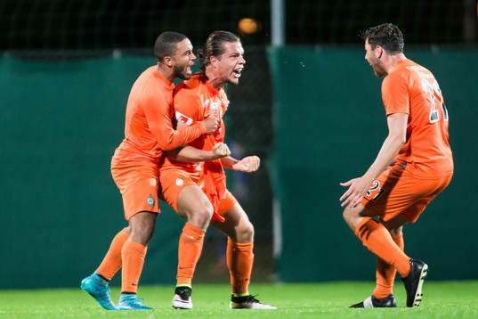 Athletics Erik Figueroa jublar med Jernade Meade och Carlos