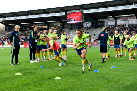 Sveriges Olivia Schough och Jessica Samuelsson värmer upp