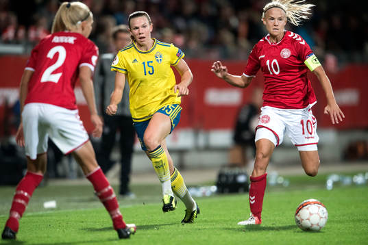Sveriges Jessica Samuelsson och Danmarks Pernille Harder