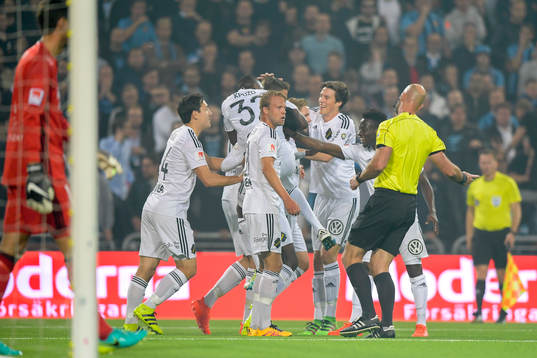 s Alexander Isak jublar med lagkamrater efter 0-1 under fotbollsmatchen i Allsvenskan mellan Djurgården och AIK den 21 september 2016 i Stockholm.