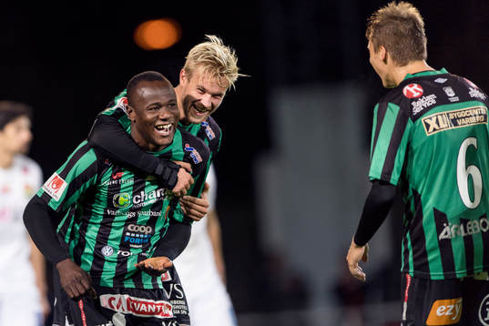 Varbergs Nsima Peter med Mats Andre Kaland på ryggen jublar efter 2-0