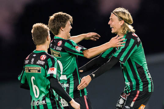 Varbergs Joel Palmquist  i mitten har gjort 1-0 och jublar tillsammans med Joakim Lindner (h)