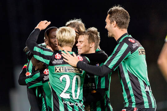 Varbergs Nsima Peter (v) har gjort 2-0 och laget jublar