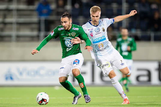 Jönköpings Dzenis Kozica i kamp om bollen med Gefles Robin Nilsson