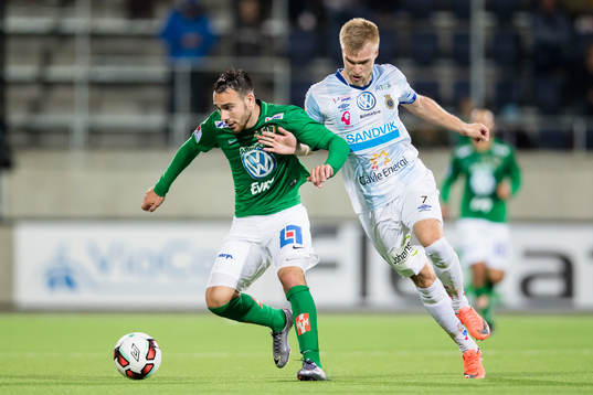 Jönköpings Dzenis Kozica i kamp om bollen med Gefles Robin Nilsson
