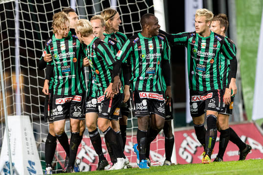 Varbergs spelare jublar efter att Nsima Peter gjort 3-2