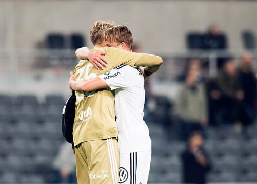 s målvakt Patrik Carlgren och Daniel Sundgren kramar om varandra efter fotbollsmatchen i Allsvenskan mellan Djurgården och AIK den 21 september 2016 i Stockholm.