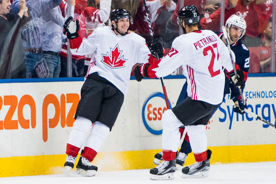 Kanadas Matt Duchene jublar med Alex Pietrangelo