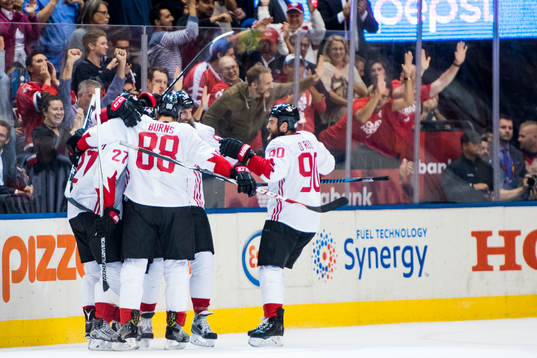 Kanadas Matt Duchene jublar med lagkamraterna