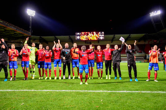 Helsingborgs spelare med Lalawélé Atakora i mitten jublar
