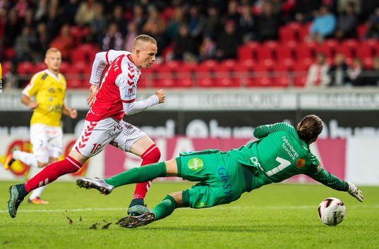 Kalmars Tobias Eriksson och Falkenbergs målvakt Otto Martler 