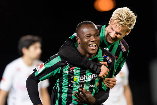 Varbergs Nsima Peter jublar efter 2-0 med Mats Andre Kaland på ryggen