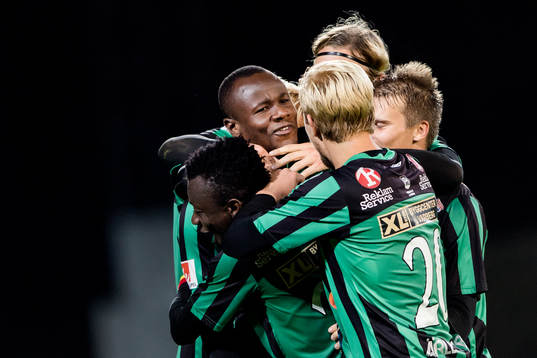 Varbergs Nsima Peter jublar efter 2-0 och blir omfamnad av lagkamraterna