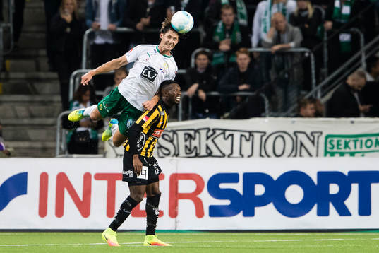 Hammarbys Philip Haglund i en nickduell med Häckens
