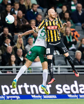 Hammarbys Philip Haglund i en nickduell med Häckens