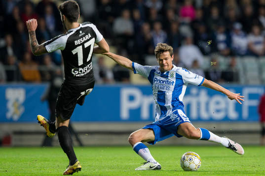 IFK Göteborgs Mads Albaek skjuter ett skott