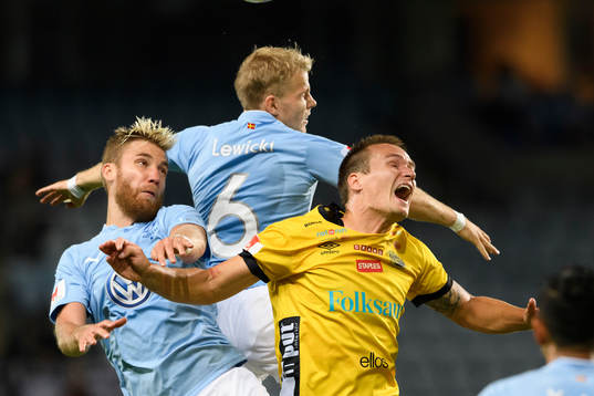 Kamp i luften mellan Elfsborgs Viktor Prodell och Malmö