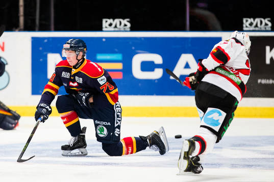 Djurgårdens Marcus Davidsson täcker ett skott från