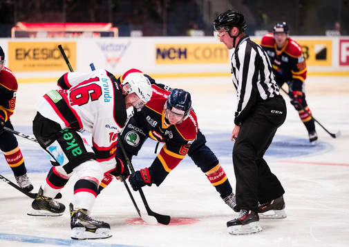 Malmö Redhawks Magnus Häggström tekar mot Djurgårdens