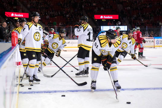 Brynäs Jacob Blomqvist värmer upp innan ishockeymatchen i