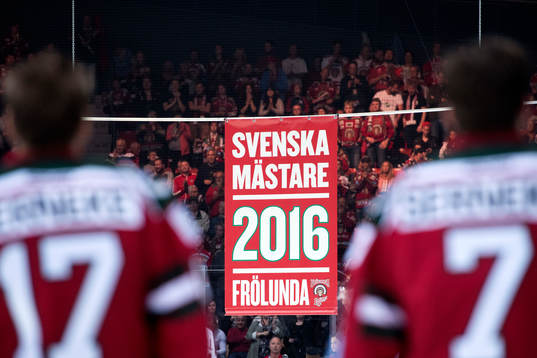 Flaggan för de svenska mästarna hissas innan