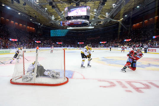 Frölundas Joel Lundqvist gör 1-1 bakom Brynäs målvakt