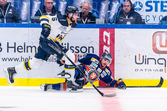 s Christoffer Persson tacklar Växjös Sam Marklund