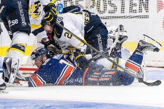 s Kristofer Berglund  framför HV71:s mål