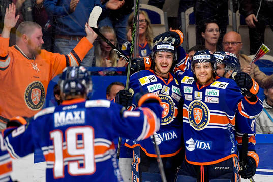 Växjös Dennis Everberg jublar