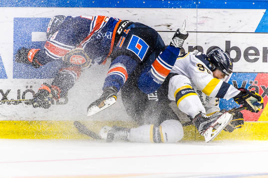 s Ted Brithén kraschar in i sargen