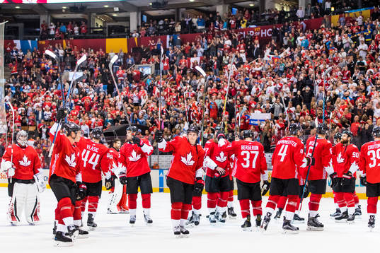 Kanadas Matt Duchene tackar publiken med lagkamraterna