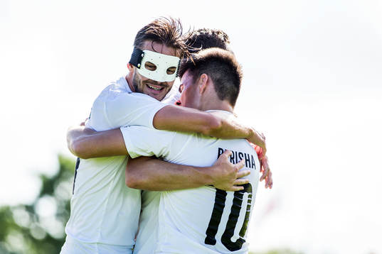 Hittarps Adonis Berisha  (ryggen åt kameran) jublar