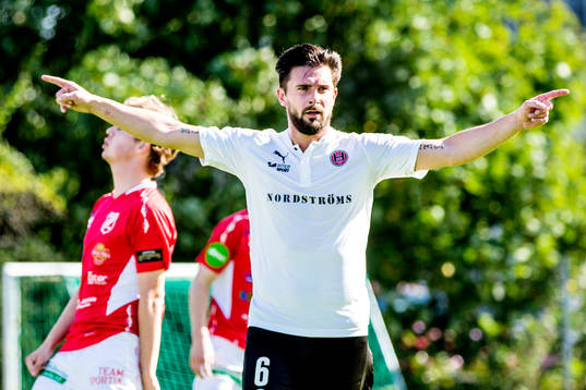 Hittarps Robin Staaf (h) jublar efter att ha gjort 2-0 