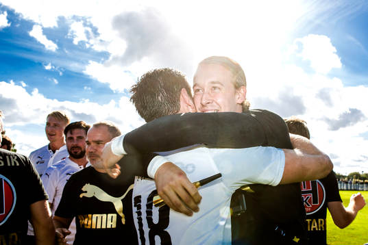 Hittarps Peter Milata och målvakt Filiph Bodenäs  jublar