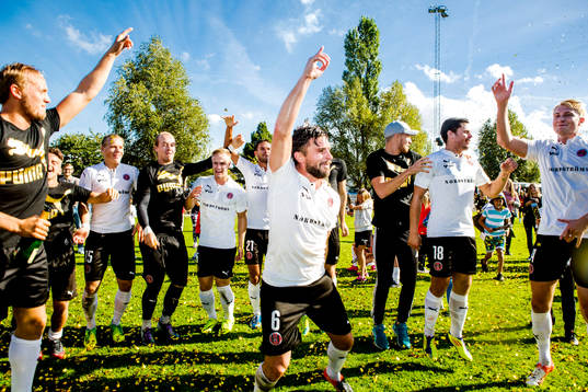Hittarps spelare jublar med Robin Staaf i mitten