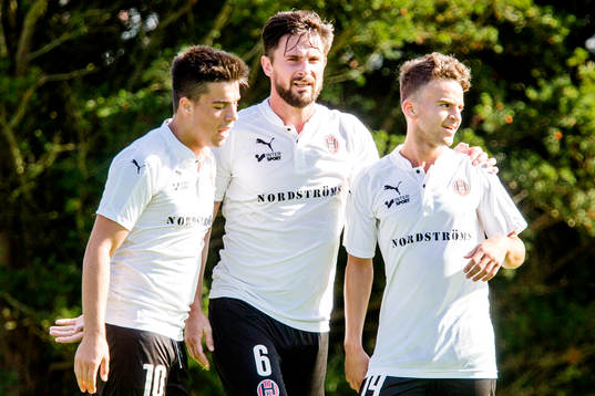 Hittarps Adonis Berisha, Robin Staaf  och Omar Hamid jublar tillsammans efter mål