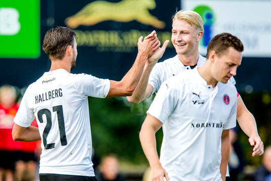 Hittarps Mattias Hallberg (ryggen åt kameran) och Viktor