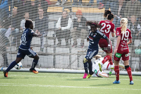 Kvarnsvedens Elizabeth Addo och Tabitha Chawinga jublar