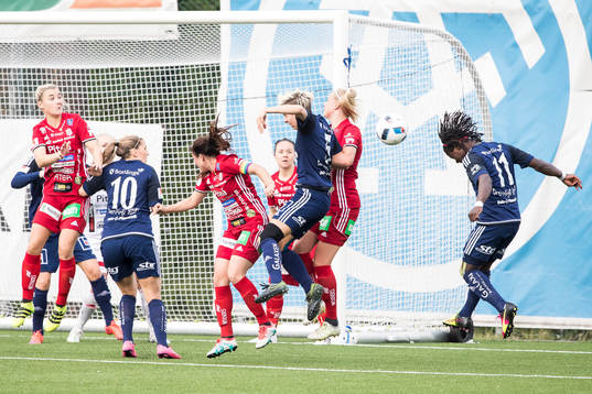 Chans för Kvarnsvedens Tabitha Chawinga vid Piteås mål i