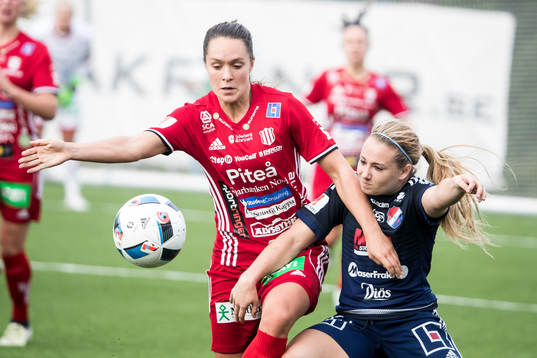 Piteås Felicia Karlsson i kamp med Kvarnsvedens Megan Toohey  i fotbollsmatchen i  damallsvenskan mellan Kvarnsveden och Piteå den 25 september 2016 i Borlänge.
